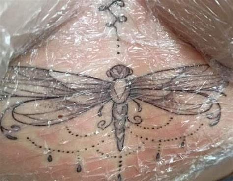 tatuaggio scritta sotto il seno|130 idee su Sottoseno Tattoo 